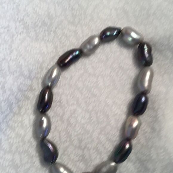 Elasticized Free Form Pearls in Grey and Black Bracelet - Picture 4 of 4